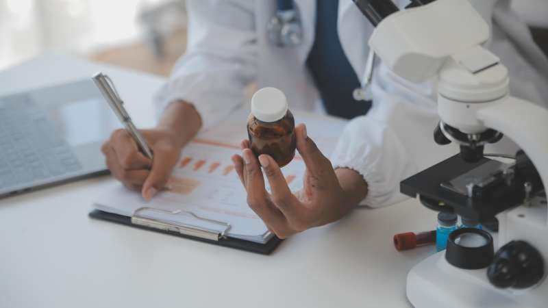 ¿Por qué es necesario revisar los medicamentos?
